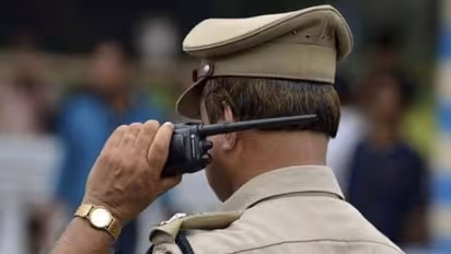 ఇక్కడ ఇలానే ఉంటుంది: పాతబస్తీలో పోలీసులతో ఎంఐఎం కార్పోరేటర్ సోహైల్ వాగ్వాదం