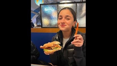 প্রমোশন থেকে পার্টিতে আলিয়ার 'No Makeup Look' যা নজর কাড়বে সকলের