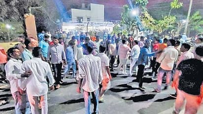 బీజేపీ-టీఆర్ఎస్ ల మధ్య సోషల్ మీడియా చిచ్చు.. పోలీస్ స్టేషన్ లోనే కొట్టుకున్న కార్యకర్తలు !