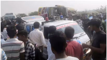 Tumkur Bus Accident ಗಾಯಾಳು ಆರೋಗ್ಯ ವಿಚಾರಿಸಿದ ಸಂಸದ, RTO ಅಧಿಕಾರಿಗಳ ನಿರ್ಲಕ್ಷ್ಯಕ್ಕೆ ಆಕ್ರೋಶ!
