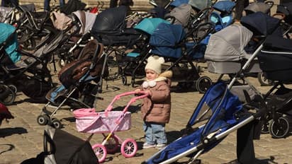 Russia Ukraine War: போரில் கொல்லப்பட்ட குழந்தைகள்.. காலியான 'ஸ்ட்ரோலருடன்’ அஞ்சலி..உருக்கும் புகைப்படங்கள்..