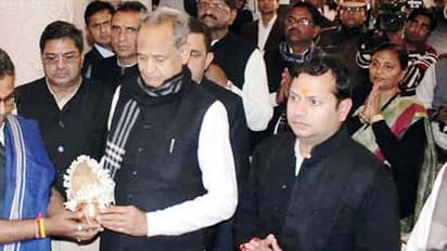 मुश्किल में राजस्थान के CM अशोक गहलोत, बेटे पर धोखाधड़ी के आरोप के बाद बीजेपी हमलावर, जानिए क्या है पूरा मामला