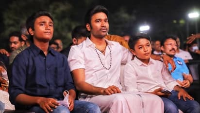 மகன்களுக்காக எழுதிய தாலாட்டு பாடலை கச்சேரியில் பாடிய தனுஷ்! கேட்டதும் மெய்சிலிர்த்து போன இளையராஜா- வைரல் video