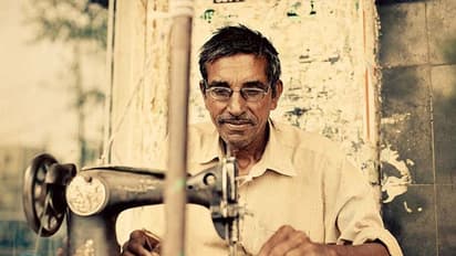 पिता को कपड़े सीते देख बेटे ने पूछा “आप कैंची पैरों में और सुई टोपी में क्यों लगाते हैं? पिता ने बताई खास वजह