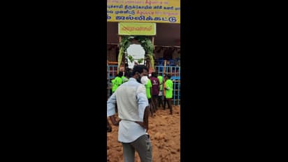 காளைகளுடன் மல்லுக்கட்ட தயாரான சூர்யா.... பூஜையுடன் தொடங்கியது வெற்றிமாறனின் வாடிவாசல் - வைரலாகும் போட்டோஸ்