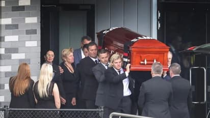 शेन वॉर्न को अंतिम विदाई, परिवार और दोस्तों समेत क्रिकेट जगत की इन दिग्गज हस्तियों ने दी श्रद्धांजलि