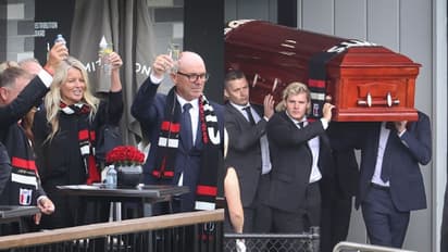 পানীয়র গ্লাস হাতে উল্লাস, রঙিনভাবেই শেষকৃত্য সম্পন্ন হল শেন ওয়ার্নার