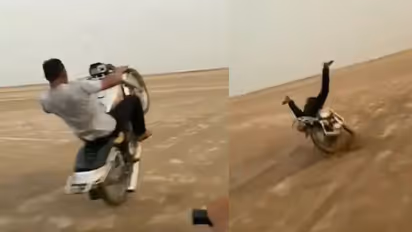 नहीं देखा होगा ऐसा स्टंट, बाइकर का बैंलेस देख दातों तले दबा लेंगे ऊंगलियां