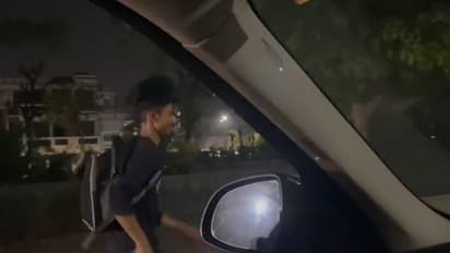 Viral Video ಕೆಲಸ ಮುಗಿಸಿ ಪ್ರತಿ ದಿನ 10 ಕಿ.ಮೀ ಓಡುತ್ತಲೇ ಮನೆ ಸೇರೋ ಯುವಕ, ಕಾರಣ ತಿಳಿದು ದೇಶವೇ ಹೇಳುತ್ತಿದೆ ಸಲ್ಯೂಟ್!