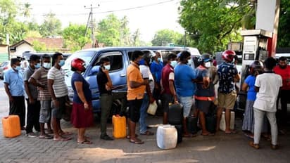 இலங்கையில் பெட்ரோல் தட்டுப்பாடு... பெட்ரோல் வாங்க படையெடுத்த மக்கள்... வரிசையில் நின்ற இருவர் பலி!!