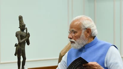 విదేశాల నుండి తిరిగొచ్చిన భారత చరిత్ర... పురాతన విగ్రహాలను ఆసక్తిగా పరిశీలిస్తున్న ప్రధాని మోదీ