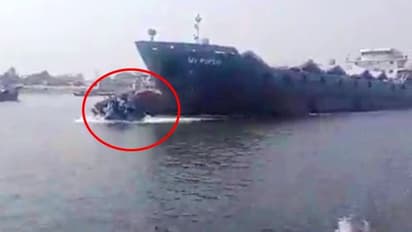 বাংলাদেশে জাহাজের ধাক্কায় ডুবে গেল লঞ্চ, মৃত ৫, নিখোঁজ বহু - ভিডিও দেখে শকড নেটবাসী