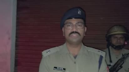 देर रात महिला को बचाने पहुंचे पुलिसकर्मियों से भीड़ ने छीनी पिस्टल, हड़कंप मचते ही पहुंची कई थानों की फोर्स