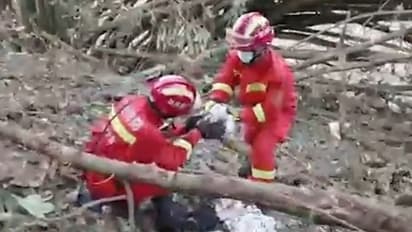 China plane crash: पहाड़ियों में गिरते ही टुकड़े-टुकड़े हुआ विमान, जंगल में लगी आग, देखें तस्वीरें