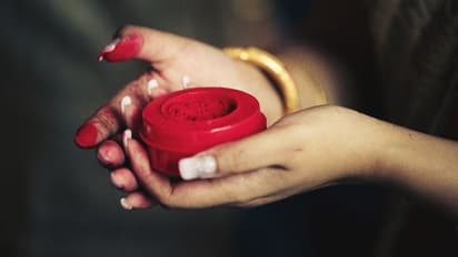 এক চিমটি সিঁদুর সম্পূর্ণ বদলে দিতে পারে আপনার ভাগ্য, জেনে নিন এর উপকারিতা