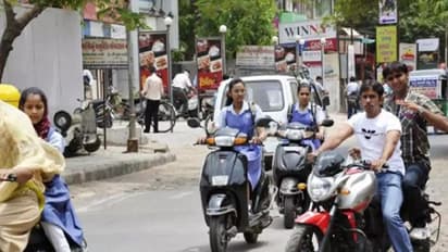 பள்ளி மாணவர்கள் பைக்கில் வர தடை... தமிழக அரசின் அதிரடி உத்தரவால் பரபரப்பு!!