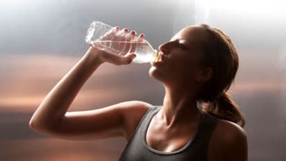 দাঁড়িয়েই জল খেয়ে নিচ্ছেন, নিজের অজান্তেই ডেকে আনছেন ঘোর বিপদ