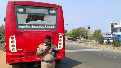 பலமுறை கைகாட்டியும் நிற்காமல் சென்ற பேருந்து.. ஆத்திரத்தில் பஸ் மீது கல்லெறிந்து தாக்குதல்..