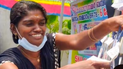 സ്മിജ കാത്തുവച്ചത് 25 ലക്ഷം സമ്മാനം അടിച്ച ടിക്കറ്റ്; വിമാനത്തില് പറന്നെത്തി വിജയി