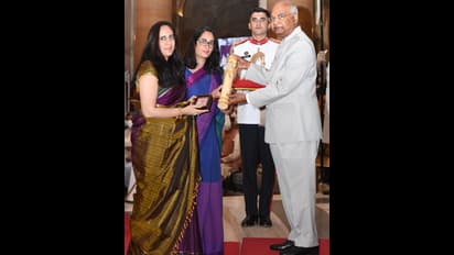 প্রয়াত বিপিন রাওয়াতের সম্মান গ্রহণ করলেন তাঁর দুই মেয়ে, পদ্ম সম্মান অনুষ্ঠানে চাঁদের হাট রাষ্ট্রপতি ভবন