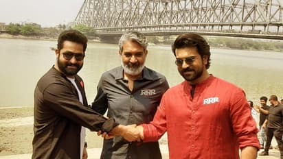 কলকাতায় বাহুবলী পরিচালক রাজামৌলি, দুই অভিনেতার সঙ্গে হাওড়া ব্রিজে করলেন 'RRR'-এর প্রচার