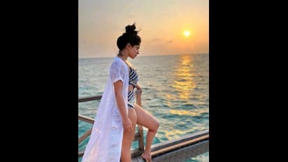 Divya Bharti :தம்மாதூண்டு பிகினியில் தாறுமாறு போஸ்! கவர்ச்சியில் உச்சம் தொட்ட திவ்ய பாரதியின் டூ பீஸ் போட்டோஸ்