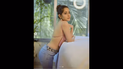 স্তনযুগল দেখাতেই ব্যস্ত, কটাক্ষ করতেই হৃত্বিকের শ্যালিকা ফারহাকে একহাত নিলেন উরফি