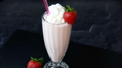సమ్మర్ స్పెషల్.. చాకో స్ట్రాబెర్రీ మిల్క్ షేక్, రోజ్ మిల్క్ ఎలా చెయ్యాలంటే?