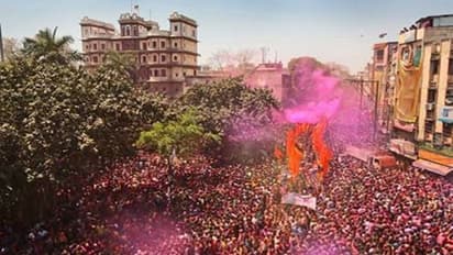 इंदौर में रंगपंचमी मनाने उमड़ा जनसैलाब, मिसाइलों से बरस रहा रंग,तस्वीरों में देखिए सड़कों पर झूम रहे लाखों लोग