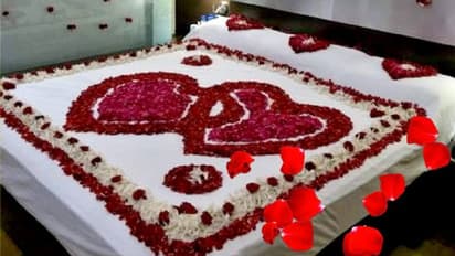 জানেন কি, ফুলশয্যার খাট কেন রজনীগন্ধা আর গোলাপ দিয়ে সাজান হয়