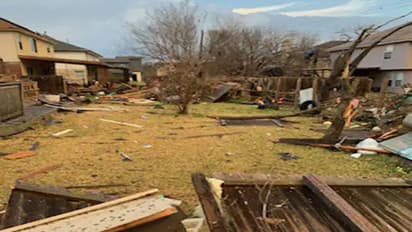 अमेरिका के दो शहर में भीषण तूफान, बिजली ठप्प, सड़क में खड़े ट्रक पलटने का वीडियो वायरल