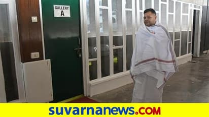 ಅಧಿಕಾರಿಗಳಿಗೆ ಶಿಕ್ಷೆಗೆ ಆಗ್ರಹ: ಪಂಚೆ ಧರಿಸಿ ಬರಿಗಾಲಲ್ಲಿ ವಿಧಾನಸಭೆಗೆ ಬಂದ ಶಾಸಕ