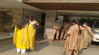 విజయవాడ ఎక్సైజ్ కార్యాలయాన్ని ముట్టడించిన టీడీపీ: పోలీసులతో వాగ్వాదం, ఉద్రిక్తత