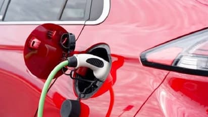 వచ్చే 2 ఏళ్లలో పెట్రోల్ వాహనాలతో సమానంగా ఎలక్ట్రిక్ ఆటోమొబైల్స్ ధరలు.. రోడ్ల కోసం 62 వేల కోట్లు..
