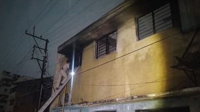 తప్పిన ప్రమాదం: కుప్పకూలిన బోయిగూడ స్క్రాప్ గోడౌన్ గోడలు