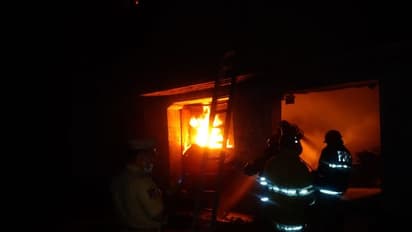 കൊതുകുനാശിനിയിലെ ദ്രാവകം തീര്ന്നു, മെഷീന് ഉരുകി, മുറിയില് പുക നിറഞ്ഞു, 4പേര്ക്ക് ദാരുണാന്ത്യം