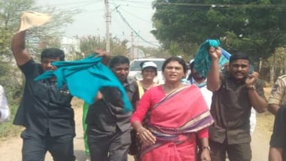  వైఎస్ షర్మిలను అరెస్ట్ చేసేందుకు  పోలీసుల యత్నం: నర్సంపేటలో  మరోసారి  ఉద్రిక్తత 