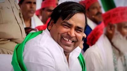 गायत्री प्रजापति पर रेप का आरोप लगाने वाली महिला गिरफ्तार, कोर्ट के आदेश पर हुई कार्रवाई