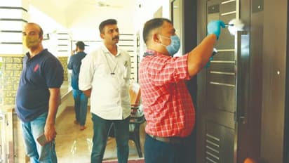 വീട്ടുകാര് വിനോദയാത്ര പോയ തക്കത്തിന് മോഷ്ടാവ് കവര്ന്നത് 33 പവന് സ്വർണം