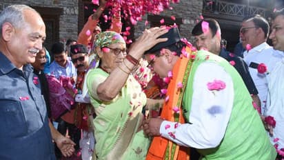 उत्तराखंड में पुष्कर राज : तस्वीरों में देखिए शपथ ग्रहण का मेगा इवेंट, मां ने लुटाया प्यार, फैमिली फोटो भी ली