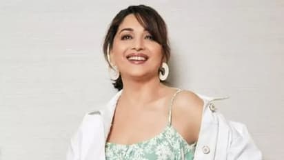 বিনোদ খান্নার সঙ্গে ঘনিষ্ঠ দৃশ্যে অভিনয় তৈরি করেছিল বিতর্ক, নিজেকে ধরে রাখতে পারেননি অভিনেতা