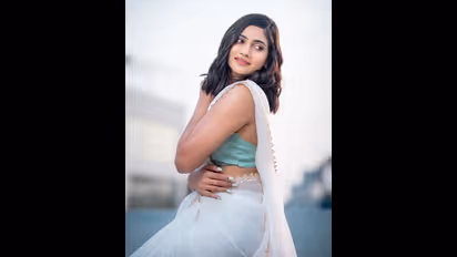 Losliya : மெல்லிய இடையை இறுக்கி பிடித்திருக்கும் சேலையில்... பட்டாம்பூச்சி போல் ஜொலிக்கும் லாஸ்லியா