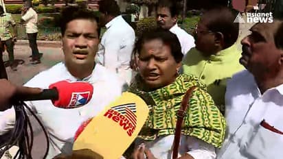 K Rail : പുരുഷ പൊലീസ് കയ്യേറ്റം ചെയ്തെന്ന് രമ്യ ഹരിദാസ്; എംപിമാരെ ആക്രമിച്ചത് പാർലമെന്റിൽ ആയുധമാക്കി കോൺഗ്രസ്