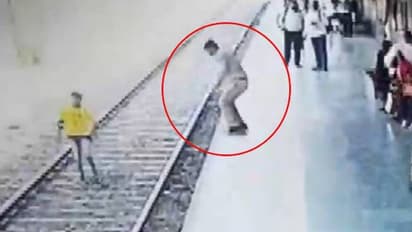 மதுரை எக்ஸ்பிரஸ் ரெயிலின் முன் பாய்ந்த இளைஞர், துணிச்சலாக காப்பாற்றிய போலீஸ் - வைரலாகும் பரபர வீடியோ..!