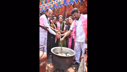 పెరిగిన గ్యాస్ సిలిండర్ ధర... మళ్లీ కట్టెలపొయ్యిలే దిక్కా..! ఎమ్మెల్సీ కవిత వినూత్న నిరసన (Photos)