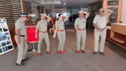 'কাঁচা বাদাম'-এর জ্বরে গা ভাসালেন পুলিশকর্মীরা, খাঁকি উর্দি পরেই করলেন হুক স্টেপ