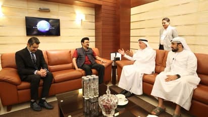 சர்வதேச கண்காட்சியில் பங்கேற்க துபாய் சென்றடைந்த மு.க.ஸ்டாலின்.. அரசு மரியாதையுடன் வரவேற்ற அதிகாரிகள்..