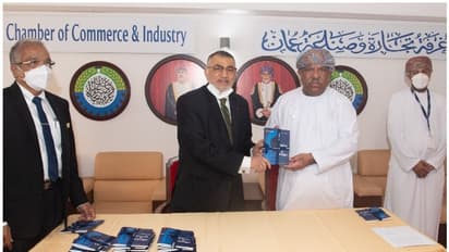 'ഡൂയിംഗ് ബിസിനസ് ഇന് ഒമാന് 2022' ഒമാന് ചേംബര് ഓഫ് കൊമേഴ്സ് മേധാവി പ്രകാശനം ചെയ്തു