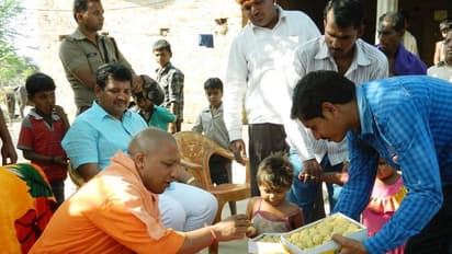 यूपी सीएम योगी आदित्यनाथ की 10 अनदेखी तस्वीरः कभी बाघ को दूध पिलाया-कभी बच्चों के साथ की हंसी-ठिठोली