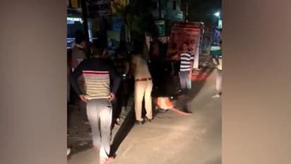 മദ്യപിച്ച് ബഹളമുണ്ടാക്കിയ യുവതിയെ നിലത്തിട്ട് ചവിട്ടി ഡ്രൈവർമാർ; നോക്കി നിന്ന് പൊലീസ്